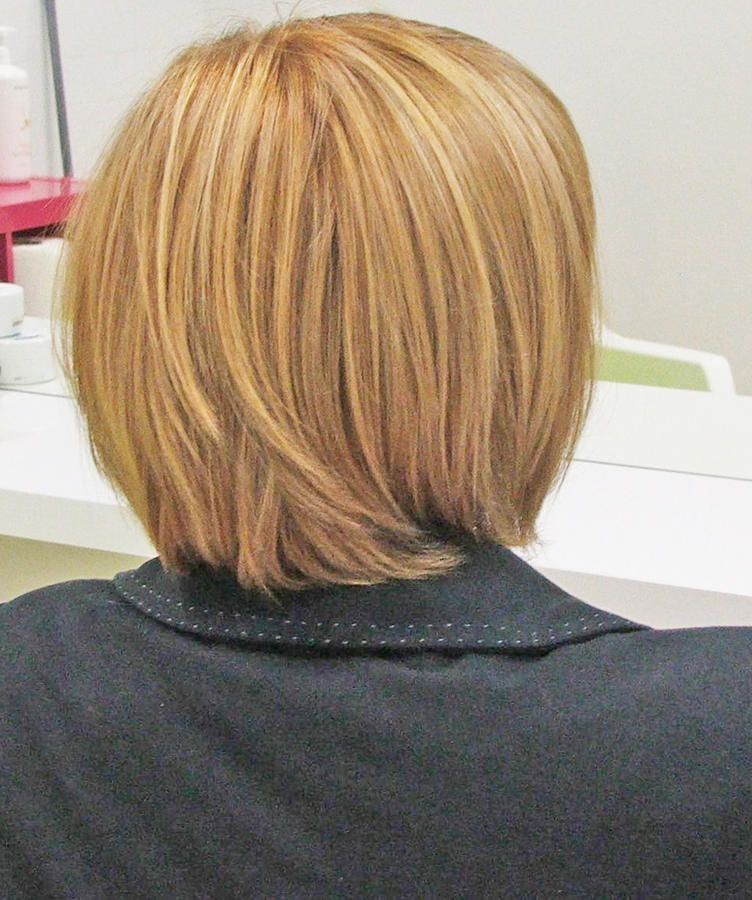 Blond bob z jaśniejszymi pasemkami, widok z tyłu