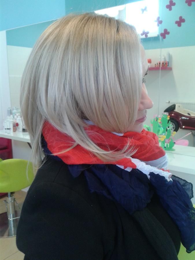 Jasny, chłodny blond bob do linii brody, widok z boku