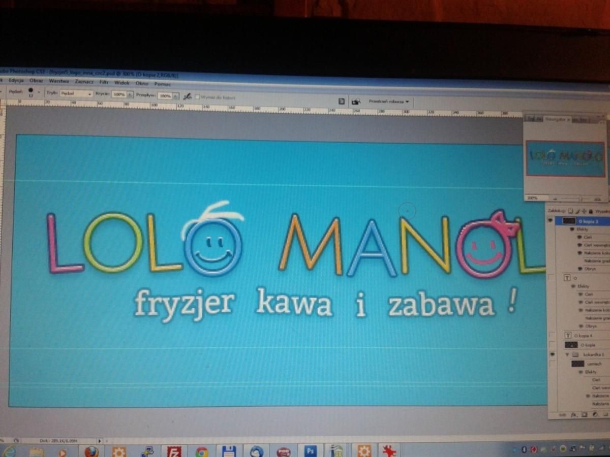 Ekran komputera z wczesnym projektem logo LOLO MANOLO i hasłem „fryzjer kawa i zabawa!”